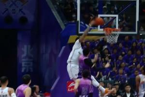 球王会体育首页-NBA十佳球级别的隔扣！克里斯快攻接球霸王张弓砸扣沈梓捷！